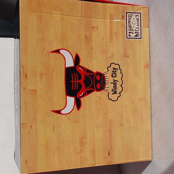 Timberland Chicago Bulls NBA x Mitchell & Ness Premium 6" boot (Youth Size 5.5) - Picture 16 of 16